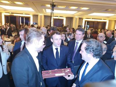 Charles Aznavour’s son presents Armenian duduk to France president