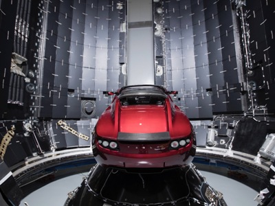 Tesla Roadster провела в космосе год