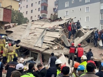 Число погибших в результате обрушения жилого здания в Стамбуле достигло 10 человек