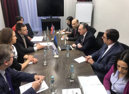 Զոհրաբ Մնացականյանը հանդիպել է Էստոնիայի վարչապետի հետ