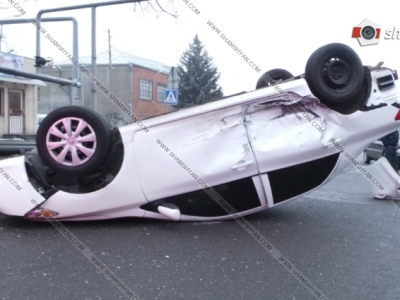 Խոշոր վթար Երեւանում. բախումից հետո Toyota Corolla-ն գլխիվայր շրջվել է. կան վիրավորները (ֆոտո)