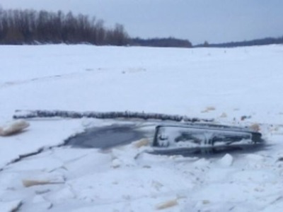 Car with 4-year-old girl, man, sinks beneath ice in Russia