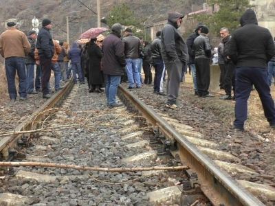 Ալավերդու պղնձաձուլարանի աշխատակիցները գիշերը բացել են Երեւան-Թբիլիսի երկաթգիծը․ սպասում են Կառավարության պատասխանին