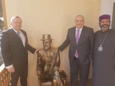 Հովհաննես Թումանյանի թբիլիսյան տանը բացվել է մեծ հայորդու արձանը (ֆոտո)