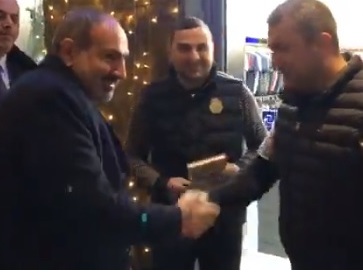 Փաշինյանը գրքեր է նվիրել անցորդներին եւ նվեր ստացել «Գիտելիքների հանրագիտարան»