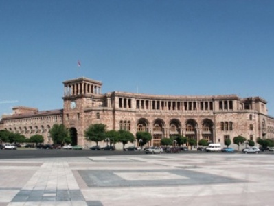 Երեւանում 54-ամյա տղամարդը դյուրավառ նյութով իր աղջկա հետ փորձել է մտնել կառավարության շենք եւ ինքնահրկիզվել