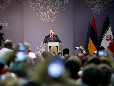 Փաշինյանը Թեհրանի համայնքի ներկայացուցիչներին տեղեկացրել է Իրանի հետ տնտեսական նախագծերի մասին