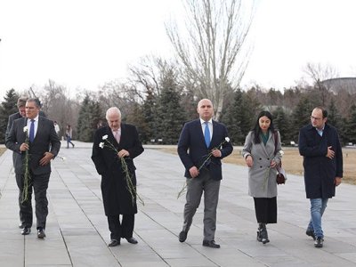 Colombia ex-president, EPP secretary general visits Armenian Genocide Memorial