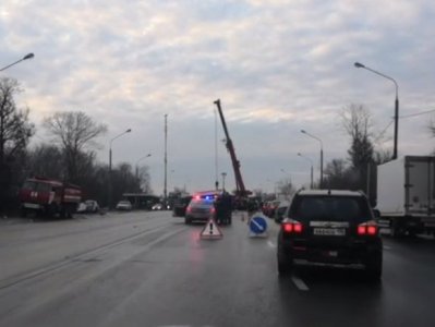В Москве Nissan с армянскими номерами столкнулся с грузовиком