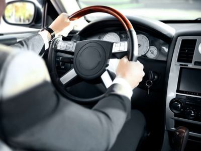 Водитель едва не лишился жизни за то, что распевал рождественские песни