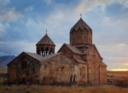 Կոտրել են Հովհաննավանքի պատուհանը, գողացել մոմերի փողն ու գանձանակը