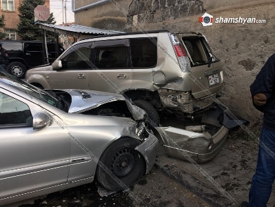 Արագածոտնի մարզպետարանի մոտ Mercedes-ը բախվել է կայանված Nissan X Trail-ին, կա վիրավոր