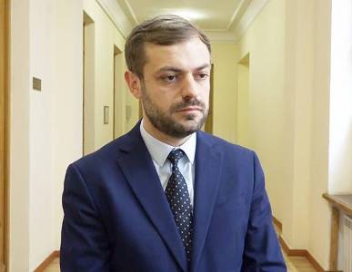 «Հրապարակ». «Փոքրիկ Նիկոլը». Պատգամավորը հատո՞ւկ է նմանակում վարչապետին
