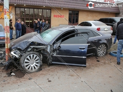 Դավթաշենում բախվել են Hyundai-ն ու Audi-ն. ծաղկամանները շպրտվել ու վնասել են 4 մեքենանների (ֆոտո)