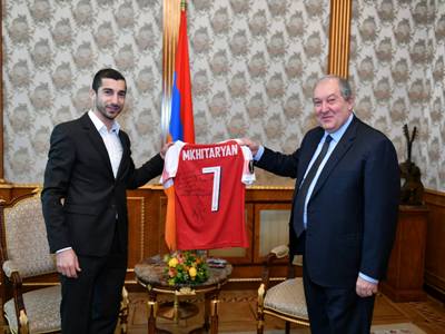 Հենրիխ Մխիթարյանն իր մարզաշապիկը նվիրել է նախագահ Արմեն Սարգսյանին (ֆոտո)
