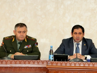 Շարունակվում է զինված ուժերի ղեկավար կազմի օպերատիվ հավաքը. Դասախոսել է Սուրեն Պապիկյանը