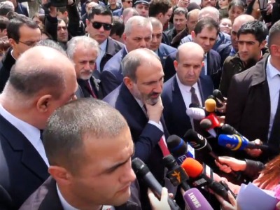 Մեր շինհրապարակների 90 տոկոսն աղբանոց է. Կաբլուկով կինը սրանց միջով ո՞նց է քայլելու. Փաշինյանը բարկացավ