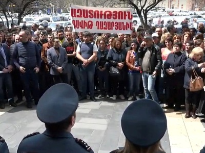 Spayka company employees continue demonstration outside Armenia government building