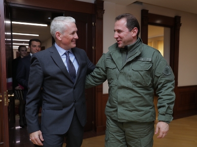 Armenia MOD presents UN resident coordinator details of his US visit