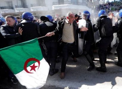 Algerian police use tear gas against protesters