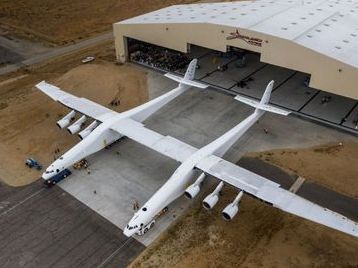 Cамый большой в мире самолет Roc Stratolaunch совершил первый полет