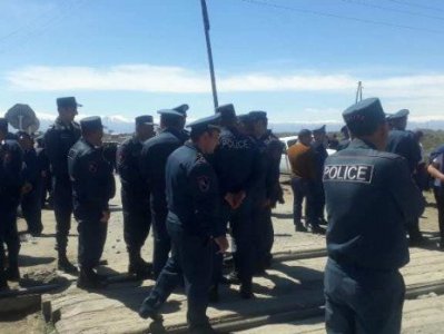 Զարթոնքում վիճողները մետաղյա ձողերով, քարերով ու ձեռքերով հարվածել են իրար, գյուղապետի թոռը կրակել է. մանրամասներ
