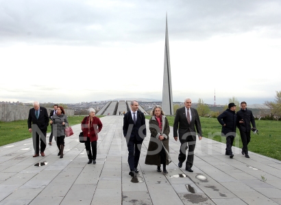 Конгрессмены США возложили цветы к Мемориалу жертвам Геноцида армян