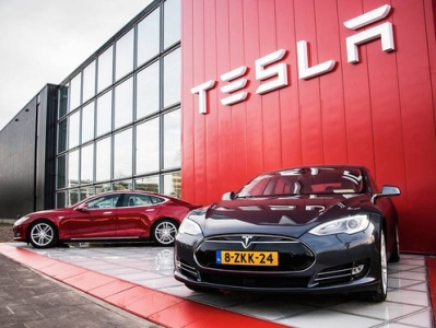 Tesla планирует запустить службу беспилотного такси в 2020 году