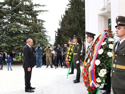 Президент Арцаха возложил цветы к памятнику безвинным жертвам Армянского геноцида 1915 года