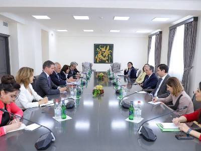 Armenian FM receives Deputy Mayor of Lyon Georges Képénékian
