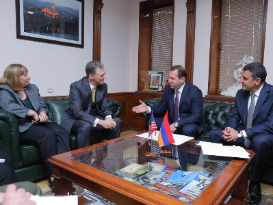Министр обороны Армении и заместитель помощника госсекретаря США обсудили вопросы сотрудничества