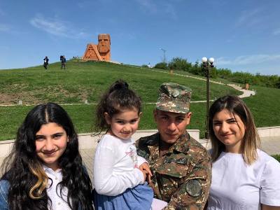 Շնորհավորում ենք հայ ժողովրդին. վարչապետը իր և երեխաների անունից շնորհավորական ուղերձ է հղել (ֆոտո)