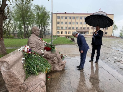 Third President of Armenia lays flowers at monument to Vazgen Sargsyan in Shushi