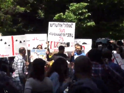 Протестующие против нового Налогового кодекса забросали вход в здание Правительства пустыми бумажниками