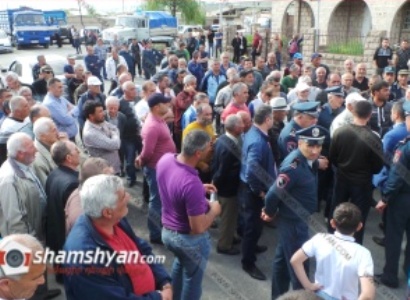 Villagers close down main road in Aragatsotn Province