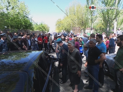 Կոտայքի մարզում ողջաբերդցիները փակել են ճանապարհը. Ժամանել է փոխմարզպետը