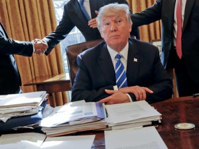 Atlantic: самые абсурдные приказы Трампа в Белом доме принято игнорировать