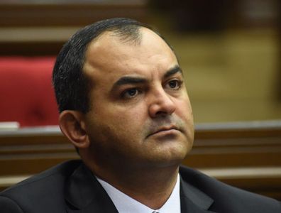 «Ժողովուրդ». Արթուր Դավթյանի օգնականը 10 հատ մեքենա է գնել եւ վարձույթով տվել