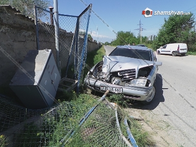 Խոշոր վթար Արարատում. բախվել են Mercedes-ները, որոնցից մեկը հարվածել է գազի բաշխիչ կայանին