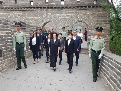 Armenian PM's spouse pays visit to Great Wall of China
