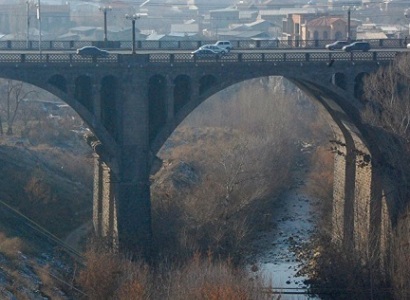 В Ереване этой ночью 31-летний нетрезвый гражданин пытался броситься с моста Победы