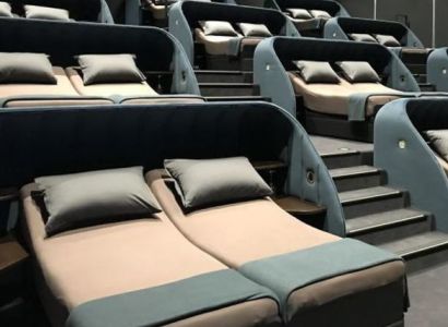 Швейцарский кинотеатр заменил кресла на двуспальные кровати