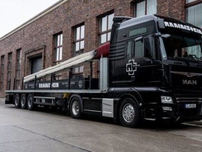 Rammstein խումբը բեռնատարով 1,5 տոննա հսկայական լուցկի կտեղափոխի