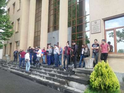 «Սա ճնշում է դատական համակարգի նկատմամբ». Ցուցարարները թույլ չտվեցին փաստաբանին մուտք գործել դատարան (ֆոտո)