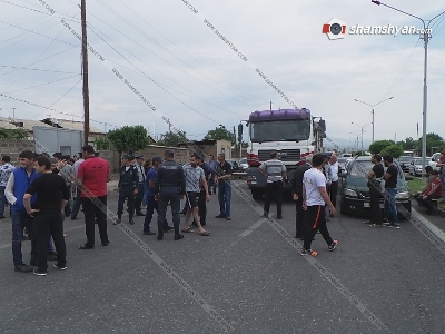 Զվարթնոց թաղամասի բնակիչները խմելու ջրի պատճառով հերթական անգամ փակել են ճանապարհը (ֆոտո)