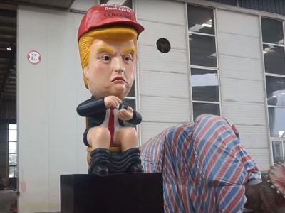 Робот в виде Трампа, сидящего на унитазе, отправляется в Британию