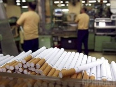 В Камбодже закрыли сигаретную фабрику, где в табак добавляли опилки