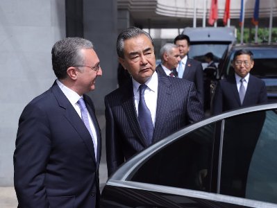 China FM arrives in Yerevan, received by Armenia FM
