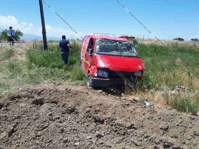 Արարատի մարզում Ford Transit-ը դուրս է եկել երթևեկելի գոտուց և շրջվել. կան վիրավորներ (ֆոտո)