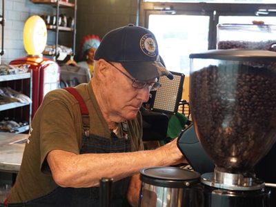 В США 94-летний ветеран ВМС устроился баристой в кофейне